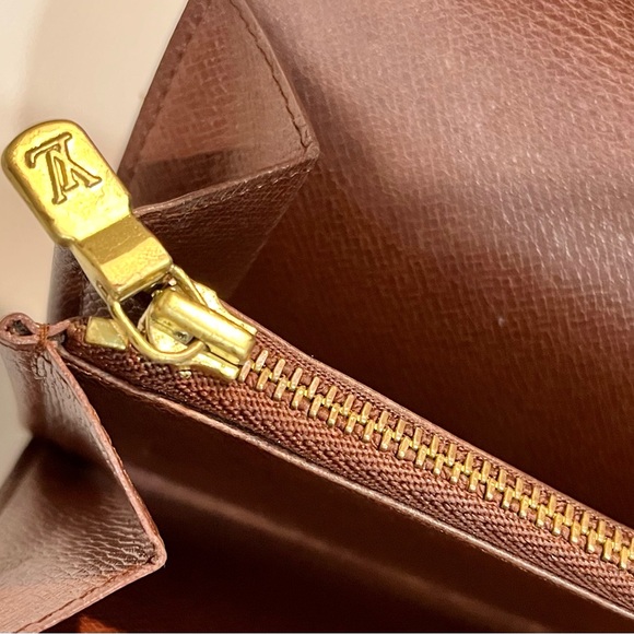 Authentic Vintage Louis Vuitton Monogram Bifold Wallet on Chain. - Picture 9 of 14